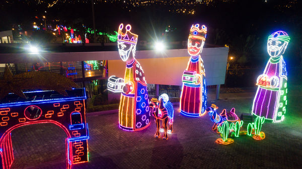 Encendido del Alumbrado Navideño 2019
Encendido del Alumbrado Navideño 2019
Fecha: Noviembre 28 2019.
Para descargar esta fotografía en alta resolución, haga clic sobre la imagen hasta que la misma se despliegue en la pantalla completa; luego dé clic derecho y elija la opción "guardar imagen como". 
En caso de publicación por cualquier medio, solicitamos acompañarla del crédito: "Foto EPM"
Palabras clave: Encendido del Alumbrado Navideño 2019