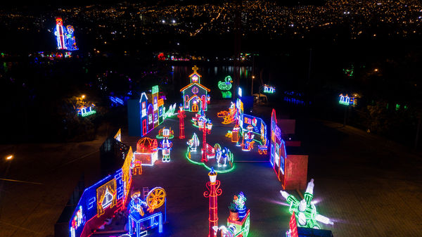 Encendido del Alumbrado Navideño 2019
Encendido del Alumbrado Navideño 2019
Fecha: Noviembre 28 2019.
Para descargar esta fotografía en alta resolución, haga clic sobre la imagen hasta que la misma se despliegue en la pantalla completa; luego dé clic derecho y elija la opción "guardar imagen como". 
En caso de publicación por cualquier medio, solicitamos acompañarla del crédito: "Foto EPM"
Palabras clave: Encendido del Alumbrado Navideño 2019