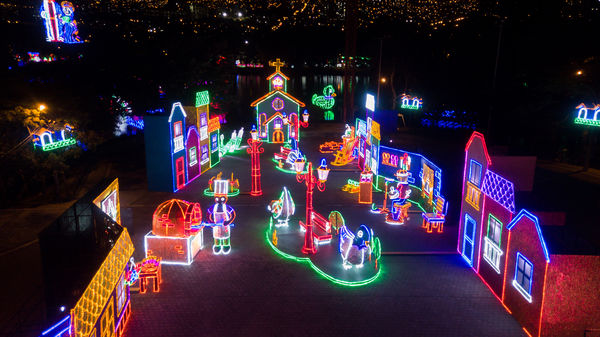 Encendido del Alumbrado Navideño 2019
Encendido del Alumbrado Navideño 2019
Fecha: Noviembre 28 2019.
Para descargar esta fotografía en alta resolución, haga clic sobre la imagen hasta que la misma se despliegue en la pantalla completa; luego dé clic derecho y elija la opción "guardar imagen como". 
En caso de publicación por cualquier medio, solicitamos acompañarla del crédito: "Foto EPM"
Palabras clave: Encendido del Alumbrado Navideño 2019