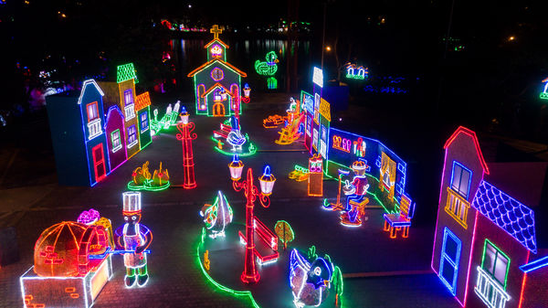 Encendido del Alumbrado Navideño 2019
Encendido del Alumbrado Navideño 2019
Fecha: Noviembre 28 2019.
Para descargar esta fotografía en alta resolución, haga clic sobre la imagen hasta que la misma se despliegue en la pantalla completa; luego dé clic derecho y elija la opción "guardar imagen como". 
En caso de publicación por cualquier medio, solicitamos acompañarla del crédito: "Foto EPM"
Palabras clave: Encendido del Alumbrado Navideño 2019