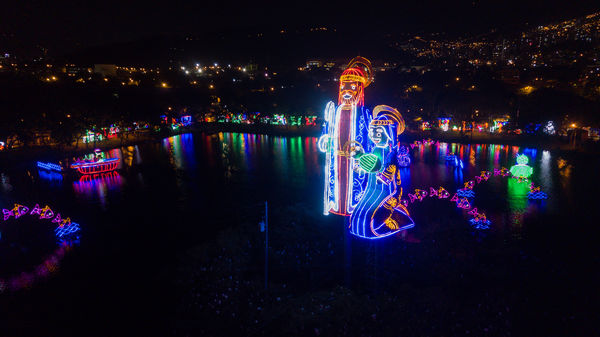 Encendido del Alumbrado Navideño 2019
Encendido del Alumbrado Navideño 2019
Fecha: Noviembre 28 2019.
Para descargar esta fotografía en alta resolución, haga clic sobre la imagen hasta que la misma se despliegue en la pantalla completa; luego dé clic derecho y elija la opción "guardar imagen como". 
En caso de publicación por cualquier medio, solicitamos acompañarla del crédito: "Foto EPM"
Palabras clave: Encendido del Alumbrado Navideño 2019