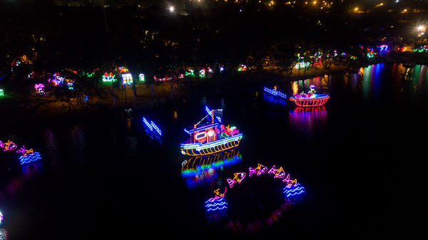 Encendido del Alumbrado Navideño 2019
Encendido del Alumbrado Navideño 2019
Fecha: Noviembre 28 2019.
Para descargar esta fotografía en alta resolución, haga clic sobre la imagen hasta que la misma se despliegue en la pantalla completa; luego dé clic derecho y elija la opción "guardar imagen como". 
En caso de publicación por cualquier medio, solicitamos acompañarla del crédito: "Foto EPM"
Palabras clave: Encendido del Alumbrado Navideño 2019