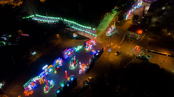 Encendido del Alumbrado Navideño 2019
Encendido del Alumbrado Navideño 2019
Fecha: Noviembre 28 2019.
Para descargar esta fotografía en alta resolución, haga clic sobre la imagen hasta que la misma se despliegue en la pantalla completa; luego dé clic derecho y elija la opción "guardar imagen como". 
En caso de publicación por cualquier medio, solicitamos acompañarla del crédito: "Foto EPM"
Palabras clave: Encendido del Alumbrado Navideño 2019