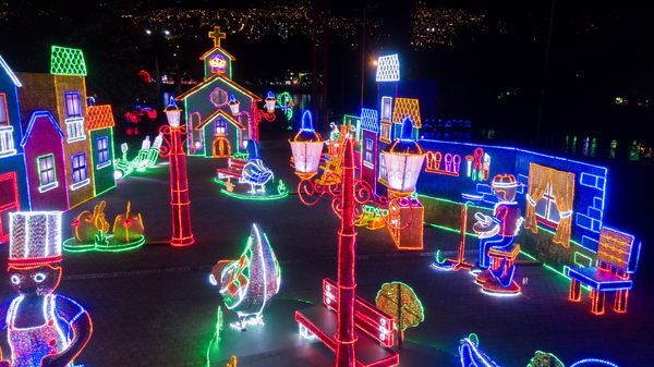 Encendido del Alumbrado Navideño 2019
Encendido del Alumbrado Navideño 2019
Fecha: Noviembre 28 2019.
Para descargar esta fotografía en alta resolución, haga clic sobre la imagen hasta que la misma se despliegue en la pantalla completa; luego dé clic derecho y elija la opción "guardar imagen como". 
En caso de publicación por cualquier medio, solicitamos acompañarla del crédito: "Foto EPM"
Palabras clave: Encendido del Alumbrado Navideño 2019