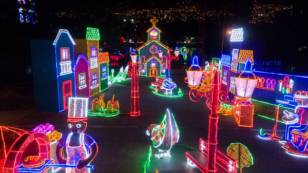 Encendido del Alumbrado Navideño 2019
Encendido del Alumbrado Navideño 2019
Fecha: Noviembre 28 2019.
Para descargar esta fotografía en alta resolución, haga clic sobre la imagen hasta que la misma se despliegue en la pantalla completa; luego dé clic derecho y elija la opción "guardar imagen como". 
En caso de publicación por cualquier medio, solicitamos acompañarla del crédito: "Foto EPM"
Palabras clave: Encendido del Alumbrado Navideño 2019