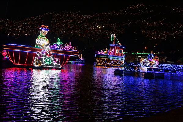 Encendido del Alumbrado Navideño 2019
Encendido del Alumbrado Navideño 2019
Fecha: Noviembre 28 2019.
Para descargar esta fotografía en alta resolución, haga clic sobre la imagen hasta que la misma se despliegue en la pantalla completa; luego dé clic derecho y elija la opción "guardar imagen como". 
En caso de publicación por cualquier medio, solicitamos acompañarla del crédito: "Foto EPM"
Palabras clave: Encendido del Alumbrado Navideño 2019