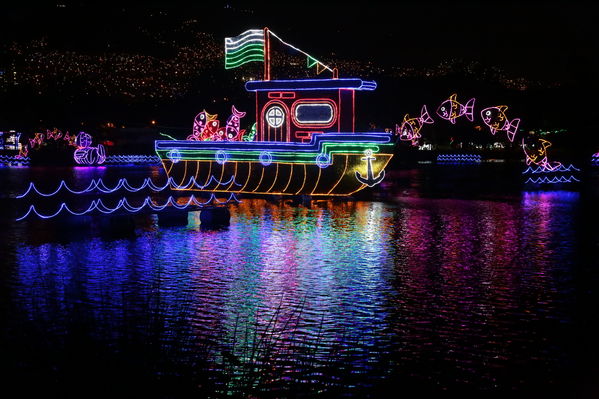 Encendido del Alumbrado Navideño 2019
Encendido del Alumbrado Navideño 2019
Fecha: Noviembre 28 2019.
Para descargar esta fotografía en alta resolución, haga clic sobre la imagen hasta que la misma se despliegue en la pantalla completa; luego dé clic derecho y elija la opción "guardar imagen como". 
En caso de publicación por cualquier medio, solicitamos acompañarla del crédito: "Foto EPM"
Palabras clave: Encendido del Alumbrado Navideño 2019