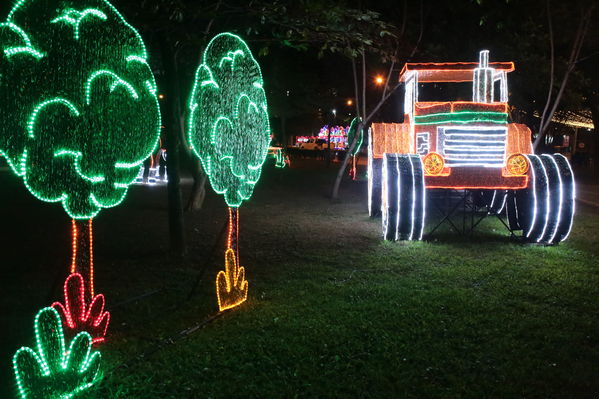 Encendido del Alumbrado Navideño 2019
Encendido del Alumbrado Navideño 2019
Fecha: Noviembre 28 2019.
Para descargar esta fotografía en alta resolución, haga clic sobre la imagen hasta que la misma se despliegue en la pantalla completa; luego dé clic derecho y elija la opción "guardar imagen como". 
En caso de publicación por cualquier medio, solicitamos acompañarla del crédito: "Foto EPM"
Palabras clave: Encendido del Alumbrado Navideño 2019