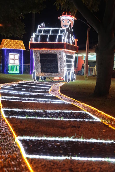 Encendido del Alumbrado Navideño 2019
Encendido del Alumbrado Navideño 2019
Fecha: Noviembre 28 2019.
Para descargar esta fotografía en alta resolución, haga clic sobre la imagen hasta que la misma se despliegue en la pantalla completa; luego dé clic derecho y elija la opción "guardar imagen como". 
En caso de publicación por cualquier medio, solicitamos acompañarla del crédito: "Foto EPM"
Palabras clave: Encendido del Alumbrado Navideño 2019