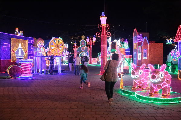 Encendido del Alumbrado Navideño 2019
Encendido del Alumbrado Navideño 2019
Fecha: Noviembre 28 2019.
Para descargar esta fotografía en alta resolución, haga clic sobre la imagen hasta que la misma se despliegue en la pantalla completa; luego dé clic derecho y elija la opción "guardar imagen como". 
En caso de publicación por cualquier medio, solicitamos acompañarla del crédito: "Foto EPM"
Palabras clave: Encendido del Alumbrado Navideño 2019