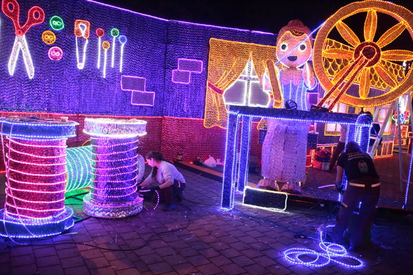 Encendido del Alumbrado Navideño 2019
Encendido del Alumbrado Navideño 2019
Fecha: Noviembre 28 2019.
Para descargar esta fotografía en alta resolución, haga clic sobre la imagen hasta que la misma se despliegue en la pantalla completa; luego dé clic derecho y elija la opción "guardar imagen como". 
En caso de publicación por cualquier medio, solicitamos acompañarla del crédito: "Foto EPM"
Palabras clave: Encendido del Alumbrado Navideño 2019