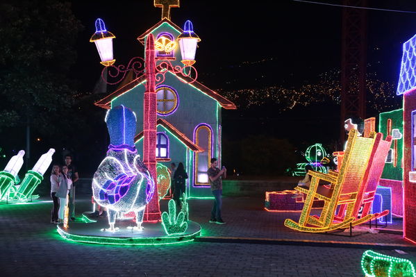 Encendido del Alumbrado Navideño 2019
Encendido del Alumbrado Navideño 2019
Fecha: Noviembre 28 2019.
Para descargar esta fotografía en alta resolución, haga clic sobre la imagen hasta que la misma se despliegue en la pantalla completa; luego dé clic derecho y elija la opción "guardar imagen como". 
En caso de publicación por cualquier medio, solicitamos acompañarla del crédito: "Foto EPM"
Palabras clave: Encendido del Alumbrado Navideño 2019
