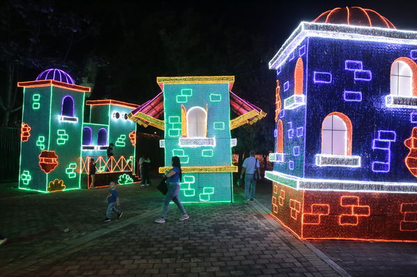 Encendido del Alumbrado Navideño 2019
Encendido del Alumbrado Navideño 2019
Fecha: Noviembre 28 2019.
Para descargar esta fotografía en alta resolución, haga clic sobre la imagen hasta que la misma se despliegue en la pantalla completa; luego dé clic derecho y elija la opción "guardar imagen como". 
En caso de publicación por cualquier medio, solicitamos acompañarla del crédito: "Foto EPM"
Palabras clave: Encendido del Alumbrado Navideño 2019