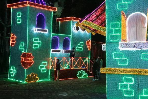 Encendido del Alumbrado Navideño 2019
Encendido del Alumbrado Navideño 2019
Fecha: Noviembre 28 2019.
Para descargar esta fotografía en alta resolución, haga clic sobre la imagen hasta que la misma se despliegue en la pantalla completa; luego dé clic derecho y elija la opción "guardar imagen como". 
En caso de publicación por cualquier medio, solicitamos acompañarla del crédito: "Foto EPM"
Palabras clave: Encendido del Alumbrado Navideño 2019