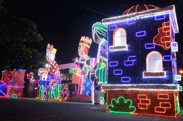 Encendido del Alumbrado Navideño 2019
Encendido del Alumbrado Navideño 2019
Fecha: Noviembre 28 2019.
Para descargar esta fotografía en alta resolución, haga clic sobre la imagen hasta que la misma se despliegue en la pantalla completa; luego dé clic derecho y elija la opción "guardar imagen como". 
En caso de publicación por cualquier medio, solicitamos acompañarla del crédito: "Foto EPM"
Palabras clave: Encendido del Alumbrado Navideño 2019