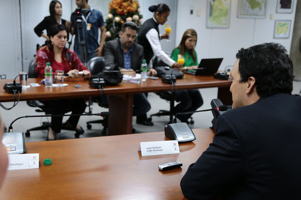 Rueda de prensa del Encendido del Alumbrado Navideño 2014
Rueda de prensa del Encendido del Alumbrado Navideño 2014
Fecha: Noviembre 29 de 2014
Para descargar esta fotografía en alta resolución, haga clic sobre la imagen hasta que la misma se despliegue en la pantalla completa; luego dé clic derecho y elija la opción "guardar imagen como". 
En caso de publicación por cualquier medio, solicitamos acompañarla del crédito: "Foto EPM"
Palabras clave: Rueda prensa Encendido Alumbrado Navideño 2014