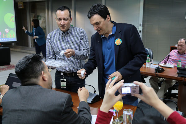 Rueda de prensa del Encendido del Alumbrado Navideño 2014
Rueda de prensa del Encendido del Alumbrado Navideño 2014
Fecha: Noviembre 29 de 2014
Para descargar esta fotografía en alta resolución, haga clic sobre la imagen hasta que la misma se despliegue en la pantalla completa; luego dé clic derecho y elija la opción "guardar imagen como". 
En caso de publicación por cualquier medio, solicitamos acompañarla del crédito: "Foto EPM"
Palabras clave: Rueda prensa Encendido Alumbrado Navideño 2014