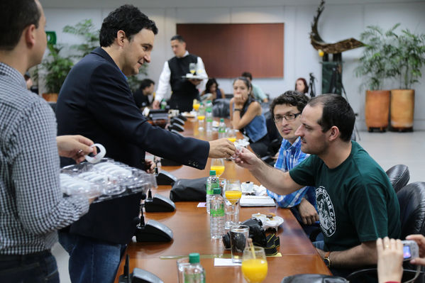 Rueda de prensa del Encendido del Alumbrado Navideño 2014
Rueda de prensa del Encendido del Alumbrado Navideño 2014
Fecha: Noviembre 29 de 2014
Para descargar esta fotografía en alta resolución, haga clic sobre la imagen hasta que la misma se despliegue en la pantalla completa; luego dé clic derecho y elija la opción "guardar imagen como". 
En caso de publicación por cualquier medio, solicitamos acompañarla del crédito: "Foto EPM"
Palabras clave: Rueda prensa Encendido Alumbrado Navideño 2014