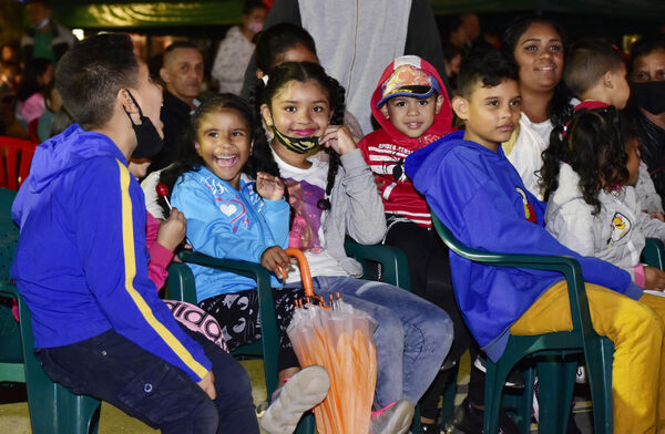 Alumbrados el Peñol
Alumbrados el Peñol.
Fecha: Noviembre 28 2021.
El pasado 28 de noviembre, en compañía de toda la comunidad de El Peñol, se encendieron las luces de navidad en ese municipio del oriente de Antioquia. Estos alumbrados hacen parte del premio Cuidamundos, otorgado por EPM a esta comunidad.
Para descargar esta fotografía en alta resolución, haga clic sobre la imagen hasta que la misma se despliegue en la pantalla completa; luego dé clic derecho y elija la opción "guardar imagen como".
En caso de publicación por cualquier medio, solicitamos acompañarla del crédito: "Foto EPM"
Palabras clave: Alumbrados Peñol