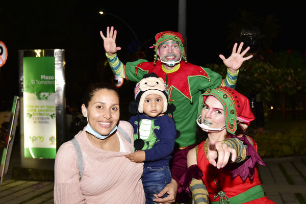 Alumbrados el Peñol
Alumbrados el Peñol.
Fecha: Noviembre 28 2021.
El pasado 28 de noviembre, en compañía de toda la comunidad de El Peñol, se encendieron las luces de navidad en ese municipio del oriente de Antioquia. Estos alumbrados hacen parte del premio Cuidamundos, otorgado por EPM a esta comunidad.
Para descargar esta fotografía en alta resolución, haga clic sobre la imagen hasta que la misma se despliegue en la pantalla completa; luego dé clic derecho y elija la opción "guardar imagen como".
En caso de publicación por cualquier medio, solicitamos acompañarla del crédito: "Foto EPM"
Palabras clave: Alumbrados Peñol