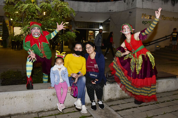 Alumbrados el Peñol
Alumbrados el Peñol.
Fecha: Noviembre 28 2021.
El pasado 28 de noviembre, en compañía de toda la comunidad de El Peñol, se encendieron las luces de navidad en ese municipio del oriente de Antioquia. Estos alumbrados hacen parte del premio Cuidamundos, otorgado por EPM a esta comunidad.
Para descargar esta fotografía en alta resolución, haga clic sobre la imagen hasta que la misma se despliegue en la pantalla completa; luego dé clic derecho y elija la opción "guardar imagen como".
En caso de publicación por cualquier medio, solicitamos acompañarla del crédito: "Foto EPM"
Palabras clave: Alumbrados Peñol