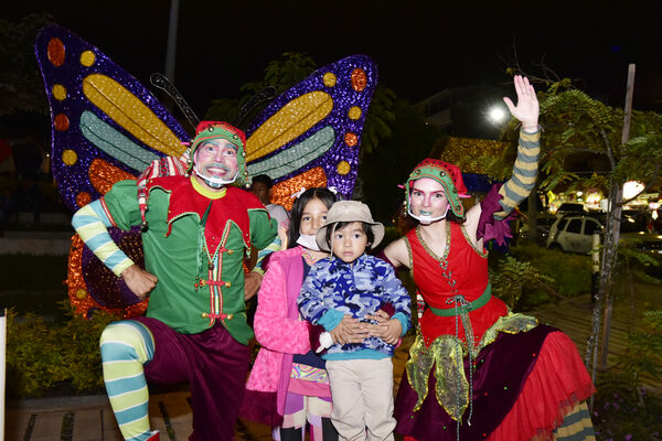 Alumbrados el Peñol
Alumbrados el Peñol.
Fecha: Noviembre 28 2021.
El pasado 28 de noviembre, en compañía de toda la comunidad de El Peñol, se encendieron las luces de navidad en ese municipio del oriente de Antioquia. Estos alumbrados hacen parte del premio Cuidamundos, otorgado por EPM a esta comunidad.
Para descargar esta fotografía en alta resolución, haga clic sobre la imagen hasta que la misma se despliegue en la pantalla completa; luego dé clic derecho y elija la opción "guardar imagen como".
En caso de publicación por cualquier medio, solicitamos acompañarla del crédito: "Foto EPM"
Palabras clave: Alumbrados Peñol