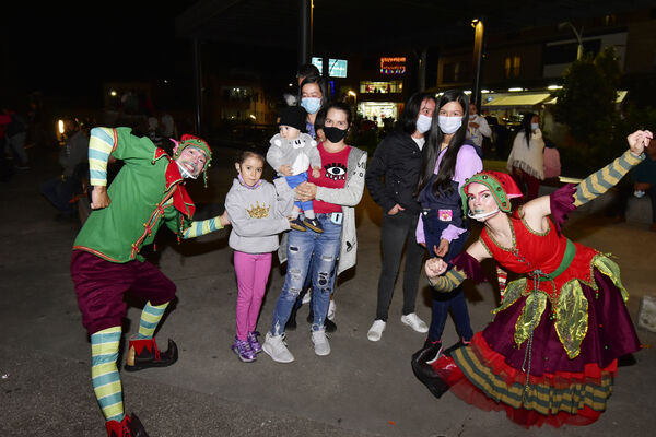 Alumbrados el Peñol
Alumbrados el Peñol.
Fecha: Noviembre 28 2021.
El pasado 28 de noviembre, en compañía de toda la comunidad de El Peñol, se encendieron las luces de navidad en ese municipio del oriente de Antioquia. Estos alumbrados hacen parte del premio Cuidamundos, otorgado por EPM a esta comunidad.
Para descargar esta fotografía en alta resolución, haga clic sobre la imagen hasta que la misma se despliegue en la pantalla completa; luego dé clic derecho y elija la opción "guardar imagen como".
En caso de publicación por cualquier medio, solicitamos acompañarla del crédito: "Foto EPM"
Palabras clave: Alumbrados Peñol