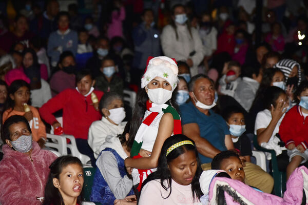 Alumbrados el Peñol
Alumbrados el Peñol.
Fecha: Noviembre 28 2021.
El pasado 28 de noviembre, en compañía de toda la comunidad de El Peñol, se encendieron las luces de navidad en ese municipio del oriente de Antioquia. Estos alumbrados hacen parte del premio Cuidamundos, otorgado por EPM a esta comunidad.
Para descargar esta fotografía en alta resolución, haga clic sobre la imagen hasta que la misma se despliegue en la pantalla completa; luego dé clic derecho y elija la opción "guardar imagen como".
En caso de publicación por cualquier medio, solicitamos acompañarla del crédito: "Foto EPM"
Palabras clave: Alumbrados Peñol