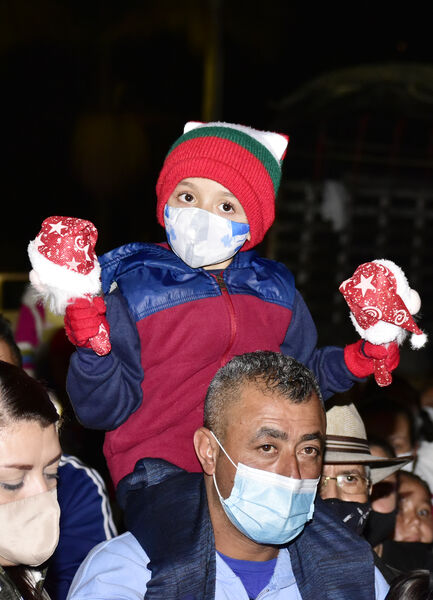 Alumbrados el Peñol
Alumbrados el Peñol.
Fecha: Noviembre 28 2021.
El pasado 28 de noviembre, en compañía de toda la comunidad de El Peñol, se encendieron las luces de navidad en ese municipio del oriente de Antioquia. Estos alumbrados hacen parte del premio Cuidamundos, otorgado por EPM a esta comunidad.
Para descargar esta fotografía en alta resolución, haga clic sobre la imagen hasta que la misma se despliegue en la pantalla completa; luego dé clic derecho y elija la opción "guardar imagen como".
En caso de publicación por cualquier medio, solicitamos acompañarla del crédito: "Foto EPM"
Palabras clave: Alumbrados Peñol
