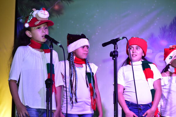 Alumbrados el Peñol
Alumbrados el Peñol.
Fecha: Noviembre 28 2021.
El pasado 28 de noviembre, en compañía de toda la comunidad de El Peñol, se encendieron las luces de navidad en ese municipio del oriente de Antioquia. Estos alumbrados hacen parte del premio Cuidamundos, otorgado por EPM a esta comunidad.
Para descargar esta fotografía en alta resolución, haga clic sobre la imagen hasta que la misma se despliegue en la pantalla completa; luego dé clic derecho y elija la opción "guardar imagen como".
En caso de publicación por cualquier medio, solicitamos acompañarla del crédito: "Foto EPM"
Palabras clave: Alumbrados Peñol