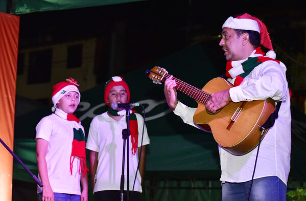 Alumbrados el Peñol
Alumbrados el Peñol.
Fecha: Noviembre 28 2021.
El pasado 28 de noviembre, en compañía de toda la comunidad de El Peñol, se encendieron las luces de navidad en ese municipio del oriente de Antioquia. Estos alumbrados hacen parte del premio Cuidamundos, otorgado por EPM a esta comunidad.
Para descargar esta fotografía en alta resolución, haga clic sobre la imagen hasta que la misma se despliegue en la pantalla completa; luego dé clic derecho y elija la opción "guardar imagen como".
En caso de publicación por cualquier medio, solicitamos acompañarla del crédito: "Foto EPM"
Palabras clave: Alumbrados Peñol