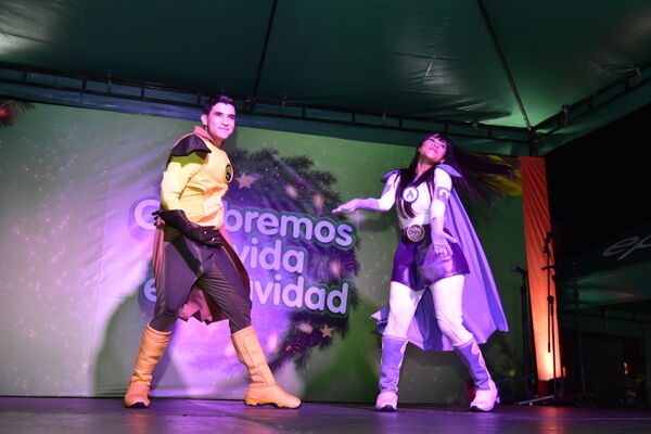 Alumbrados el Peñol
Alumbrados el Peñol.
Fecha: Noviembre 28 2021.
El pasado 28 de noviembre, en compañía de toda la comunidad de El Peñol, se encendieron las luces de navidad en ese municipio del oriente de Antioquia. Estos alumbrados hacen parte del premio Cuidamundos, otorgado por EPM a esta comunidad.
Para descargar esta fotografía en alta resolución, haga clic sobre la imagen hasta que la misma se despliegue en la pantalla completa; luego dé clic derecho y elija la opción "guardar imagen como".
En caso de publicación por cualquier medio, solicitamos acompañarla del crédito: "Foto EPM"
Palabras clave: Alumbrados Peñol