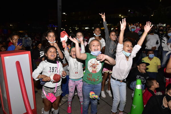 Alumbrados el Peñol
Alumbrados el Peñol.
Fecha: Noviembre 28 2021.
El pasado 28 de noviembre, en compañía de toda la comunidad de El Peñol, se encendieron las luces de navidad en ese municipio del oriente de Antioquia. Estos alumbrados hacen parte del premio Cuidamundos, otorgado por EPM a esta comunidad.
Para descargar esta fotografía en alta resolución, haga clic sobre la imagen hasta que la misma se despliegue en la pantalla completa; luego dé clic derecho y elija la opción "guardar imagen como".
En caso de publicación por cualquier medio, solicitamos acompañarla del crédito: "Foto EPM"
Palabras clave: Alumbrados Peñol