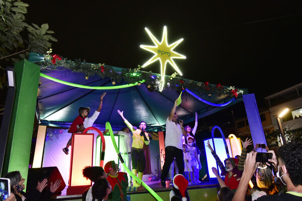 Alumbrados el Peñol
Alumbrados el Peñol.
Fecha: Noviembre 28 2021.
El pasado 28 de noviembre, en compañía de toda la comunidad de El Peñol, se encendieron las luces de navidad en ese municipio del oriente de Antioquia. Estos alumbrados hacen parte del premio Cuidamundos, otorgado por EPM a esta comunidad.
Para descargar esta fotografía en alta resolución, haga clic sobre la imagen hasta que la misma se despliegue en la pantalla completa; luego dé clic derecho y elija la opción "guardar imagen como".
En caso de publicación por cualquier medio, solicitamos acompañarla del crédito: "Foto EPM"
Palabras clave: Alumbrados Peñol
