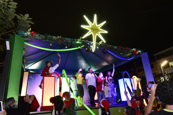 Alumbrados el Peñol
Alumbrados el Peñol.
Fecha: Noviembre 28 2021.
El pasado 28 de noviembre, en compañía de toda la comunidad de El Peñol, se encendieron las luces de navidad en ese municipio del oriente de Antioquia. Estos alumbrados hacen parte del premio Cuidamundos, otorgado por EPM a esta comunidad.
Para descargar esta fotografía en alta resolución, haga clic sobre la imagen hasta que la misma se despliegue en la pantalla completa; luego dé clic derecho y elija la opción "guardar imagen como".
En caso de publicación por cualquier medio, solicitamos acompañarla del crédito: "Foto EPM"
Palabras clave: Alumbrados Peñol