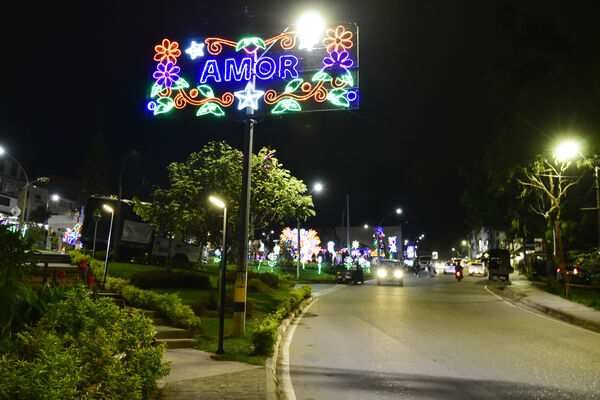 Alumbrados el Peñol
Alumbrados el Peñol.
Fecha: Noviembre 28 2021.
El pasado 28 de noviembre, en compañía de toda la comunidad de El Peñol, se encendieron las luces de navidad en ese municipio del oriente de Antioquia. Estos alumbrados hacen parte del premio Cuidamundos, otorgado por EPM a esta comunidad.
Para descargar esta fotografía en alta resolución, haga clic sobre la imagen hasta que la misma se despliegue en la pantalla completa; luego dé clic derecho y elija la opción "guardar imagen como".
En caso de publicación por cualquier medio, solicitamos acompañarla del crédito: "Foto EPM"
Palabras clave: Alumbrados Peñol