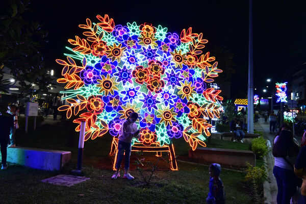 Alumbrados el Peñol
Alumbrados el Peñol.
Fecha: Noviembre 28 2021.
El pasado 28 de noviembre, en compañía de toda la comunidad de El Peñol, se encendieron las luces de navidad en ese municipio del oriente de Antioquia. Estos alumbrados hacen parte del premio Cuidamundos, otorgado por EPM a esta comunidad.
Para descargar esta fotografía en alta resolución, haga clic sobre la imagen hasta que la misma se despliegue en la pantalla completa; luego dé clic derecho y elija la opción "guardar imagen como".
En caso de publicación por cualquier medio, solicitamos acompañarla del crédito: "Foto EPM"
Palabras clave: Alumbrados Peñol