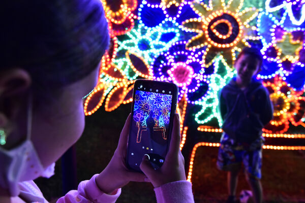 Alumbrados el Peñol
Alumbrados el Peñol.
Fecha: Noviembre 28 2021.
El pasado 28 de noviembre, en compañía de toda la comunidad de El Peñol, se encendieron las luces de navidad en ese municipio del oriente de Antioquia. Estos alumbrados hacen parte del premio Cuidamundos, otorgado por EPM a esta comunidad.
Para descargar esta fotografía en alta resolución, haga clic sobre la imagen hasta que la misma se despliegue en la pantalla completa; luego dé clic derecho y elija la opción "guardar imagen como".
En caso de publicación por cualquier medio, solicitamos acompañarla del crédito: "Foto EPM"
Palabras clave: Alumbrados Peñol