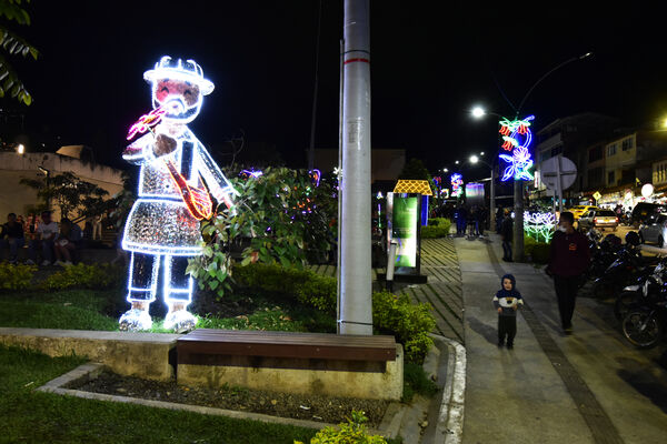 Alumbrados el Peñol
Alumbrados el Peñol.
Fecha: Noviembre 28 2021.
El pasado 28 de noviembre, en compañía de toda la comunidad de El Peñol, se encendieron las luces de navidad en ese municipio del oriente de Antioquia. Estos alumbrados hacen parte del premio Cuidamundos, otorgado por EPM a esta comunidad.
Para descargar esta fotografía en alta resolución, haga clic sobre la imagen hasta que la misma se despliegue en la pantalla completa; luego dé clic derecho y elija la opción "guardar imagen como".
En caso de publicación por cualquier medio, solicitamos acompañarla del crédito: "Foto EPM"
Palabras clave: Alumbrados Peñol