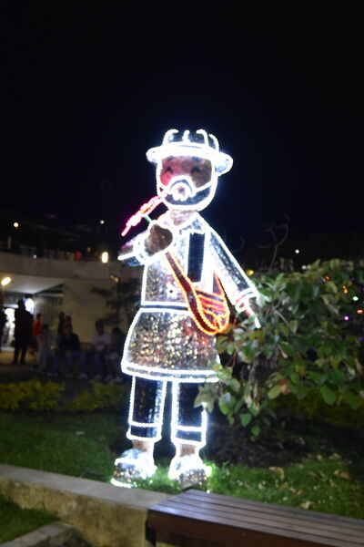 Alumbrados el Peñol
Alumbrados el Peñol.
Fecha: Noviembre 28 2021.
El pasado 28 de noviembre, en compañía de toda la comunidad de El Peñol, se encendieron las luces de navidad en ese municipio del oriente de Antioquia. Estos alumbrados hacen parte del premio Cuidamundos, otorgado por EPM a esta comunidad.
Para descargar esta fotografía en alta resolución, haga clic sobre la imagen hasta que la misma se despliegue en la pantalla completa; luego dé clic derecho y elija la opción "guardar imagen como".
En caso de publicación por cualquier medio, solicitamos acompañarla del crédito: "Foto EPM"
Palabras clave: Alumbrados Peñol