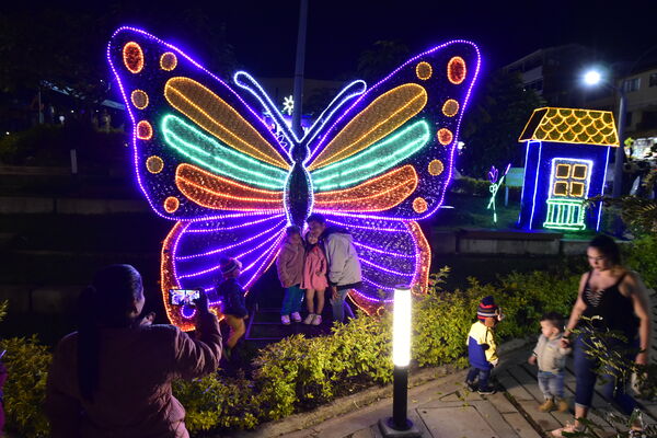 Alumbrados el Peñol
Alumbrados el Peñol.
Fecha: Noviembre 28 2021.
El pasado 28 de noviembre, en compañía de toda la comunidad de El Peñol, se encendieron las luces de navidad en ese municipio del oriente de Antioquia. Estos alumbrados hacen parte del premio Cuidamundos, otorgado por EPM a esta comunidad.
Para descargar esta fotografía en alta resolución, haga clic sobre la imagen hasta que la misma se despliegue en la pantalla completa; luego dé clic derecho y elija la opción "guardar imagen como".
En caso de publicación por cualquier medio, solicitamos acompañarla del crédito: "Foto EPM"
Palabras clave: Alumbrados Peñol