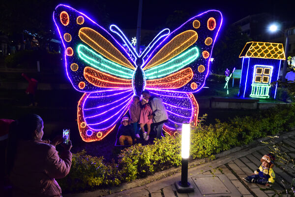 Alumbrados el Peñol
Alumbrados el Peñol.
Fecha: Noviembre 28 2021.
El pasado 28 de noviembre, en compañía de toda la comunidad de El Peñol, se encendieron las luces de navidad en ese municipio del oriente de Antioquia. Estos alumbrados hacen parte del premio Cuidamundos, otorgado por EPM a esta comunidad.
Para descargar esta fotografía en alta resolución, haga clic sobre la imagen hasta que la misma se despliegue en la pantalla completa; luego dé clic derecho y elija la opción "guardar imagen como".
En caso de publicación por cualquier medio, solicitamos acompañarla del crédito: "Foto EPM"
Palabras clave: Alumbrados Peñol