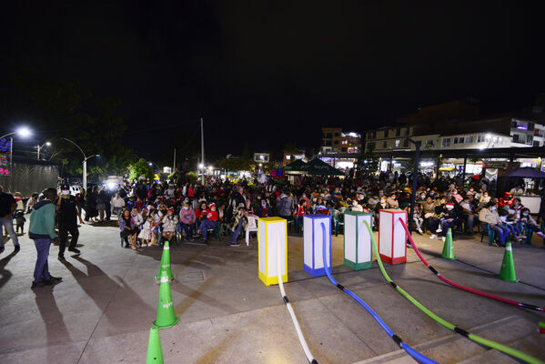 Alumbrados el Peñol
Alumbrados el Peñol.
Fecha: Noviembre 28 2021.
El pasado 28 de noviembre, en compañía de toda la comunidad de El Peñol, se encendieron las luces de navidad en ese municipio del oriente de Antioquia. Estos alumbrados hacen parte del premio Cuidamundos, otorgado por EPM a esta comunidad.
Para descargar esta fotografía en alta resolución, haga clic sobre la imagen hasta que la misma se despliegue en la pantalla completa; luego dé clic derecho y elija la opción "guardar imagen como".
En caso de publicación por cualquier medio, solicitamos acompañarla del crédito: "Foto EPM"
Palabras clave: Alumbrados Peñol