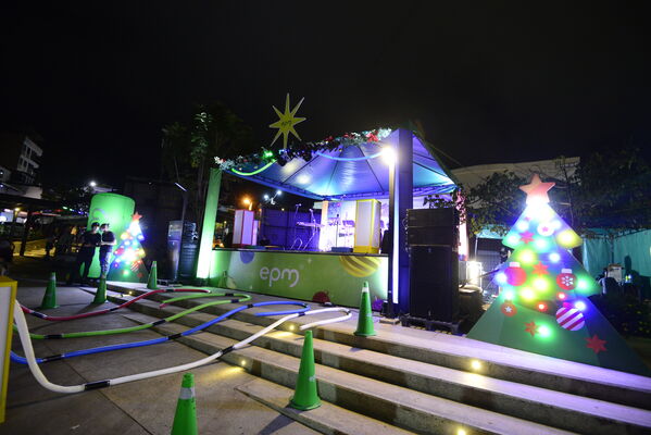 Alumbrados el Peñol
Alumbrados el Peñol.
Fecha: Noviembre 28 2021.
El pasado 28 de noviembre, en compañía de toda la comunidad de El Peñol, se encendieron las luces de navidad en ese municipio del oriente de Antioquia. Estos alumbrados hacen parte del premio Cuidamundos, otorgado por EPM a esta comunidad.
Para descargar esta fotografía en alta resolución, haga clic sobre la imagen hasta que la misma se despliegue en la pantalla completa; luego dé clic derecho y elija la opción "guardar imagen como".
En caso de publicación por cualquier medio, solicitamos acompañarla del crédito: "Foto EPM"
Palabras clave: Alumbrados Peñol