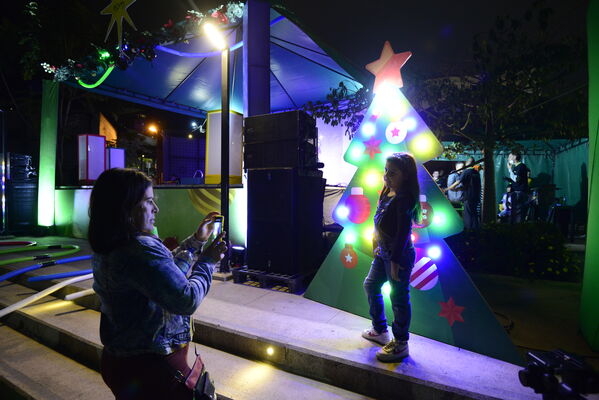 Alumbrados el Peñol
Alumbrados el Peñol.
Fecha: Noviembre 28 2021.
El pasado 28 de noviembre, en compañía de toda la comunidad de El Peñol, se encendieron las luces de navidad en ese municipio del oriente de Antioquia. Estos alumbrados hacen parte del premio Cuidamundos, otorgado por EPM a esta comunidad.
Para descargar esta fotografía en alta resolución, haga clic sobre la imagen hasta que la misma se despliegue en la pantalla completa; luego dé clic derecho y elija la opción "guardar imagen como".
En caso de publicación por cualquier medio, solicitamos acompañarla del crédito: "Foto EPM"
Palabras clave: Alumbrados Peñol