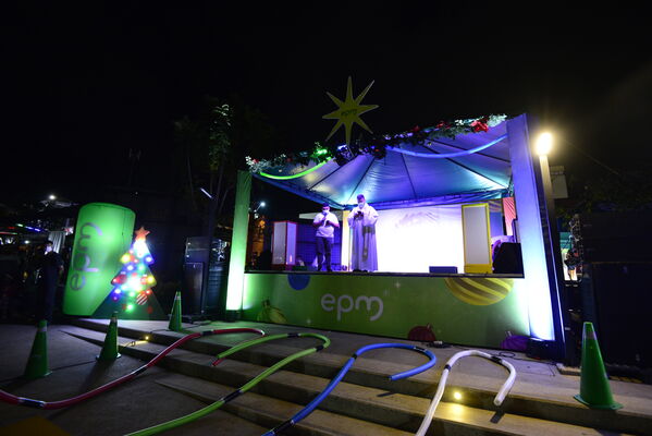 Alumbrados el Peñol
Alumbrados el Peñol.
Fecha: Noviembre 28 2021.
El pasado 28 de noviembre, en compañía de toda la comunidad de El Peñol, se encendieron las luces de navidad en ese municipio del oriente de Antioquia. Estos alumbrados hacen parte del premio Cuidamundos, otorgado por EPM a esta comunidad.
Para descargar esta fotografía en alta resolución, haga clic sobre la imagen hasta que la misma se despliegue en la pantalla completa; luego dé clic derecho y elija la opción "guardar imagen como".
En caso de publicación por cualquier medio, solicitamos acompañarla del crédito: "Foto EPM"
Palabras clave: Alumbrados Peñol