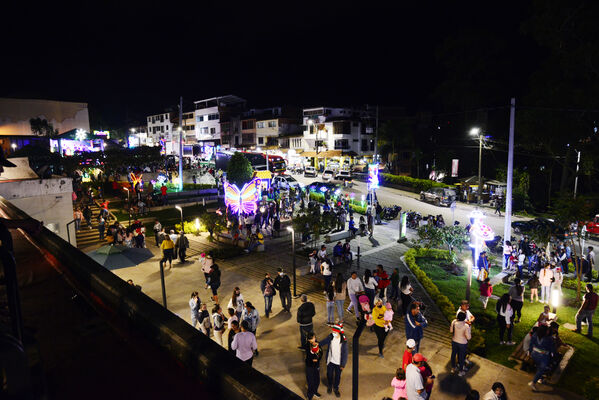 Alumbrados el Peñol
Alumbrados el Peñol.
Fecha: Noviembre 28 2021.
El pasado 28 de noviembre, en compañía de toda la comunidad de El Peñol, se encendieron las luces de navidad en ese municipio del oriente de Antioquia. Estos alumbrados hacen parte del premio Cuidamundos, otorgado por EPM a esta comunidad.
Para descargar esta fotografía en alta resolución, haga clic sobre la imagen hasta que la misma se despliegue en la pantalla completa; luego dé clic derecho y elija la opción "guardar imagen como".
En caso de publicación por cualquier medio, solicitamos acompañarla del crédito: "Foto EPM"
Palabras clave: Alumbrados Peñol