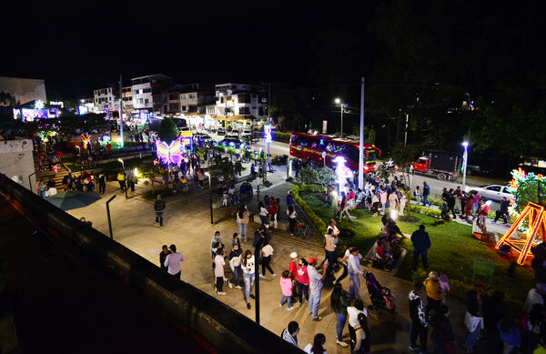 Alumbrados el Peñol
Alumbrados el Peñol.
Fecha: Noviembre 28 2021.
El pasado 28 de noviembre, en compañía de toda la comunidad de El Peñol, se encendieron las luces de navidad en ese municipio del oriente de Antioquia. Estos alumbrados hacen parte del premio Cuidamundos, otorgado por EPM a esta comunidad.
Para descargar esta fotografía en alta resolución, haga clic sobre la imagen hasta que la misma se despliegue en la pantalla completa; luego dé clic derecho y elija la opción "guardar imagen como".
En caso de publicación por cualquier medio, solicitamos acompañarla del crédito: "Foto EPM"
Palabras clave: Alumbrados Peñolv