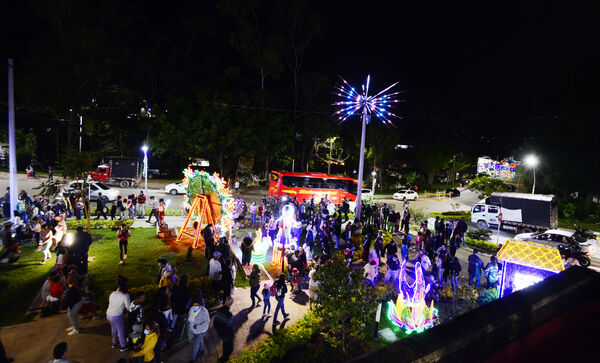 Alumbrados el Peñol
Alumbrados el Peñol.
Fecha: Noviembre 28 2021.
El pasado 28 de noviembre, en compañía de toda la comunidad de El Peñol, se encendieron las luces de navidad en ese municipio del oriente de Antioquia. Estos alumbrados hacen parte del premio Cuidamundos, otorgado por EPM a esta comunidad.
Para descargar esta fotografía en alta resolución, haga clic sobre la imagen hasta que la misma se despliegue en la pantalla completa; luego dé clic derecho y elija la opción "guardar imagen como".
En caso de publicación por cualquier medio, solicitamos acompañarla del crédito: "Foto EPM"
Palabras clave: Alumbrados Peñol