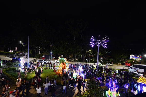 Alumbrados el Peñol
Alumbrados el Peñol.
Fecha: Noviembre 28 2021.
El pasado 28 de noviembre, en compañía de toda la comunidad de El Peñol, se encendieron las luces de navidad en ese municipio del oriente de Antioquia. Estos alumbrados hacen parte del premio Cuidamundos, otorgado por EPM a esta comunidad.
Para descargar esta fotografía en alta resolución, haga clic sobre la imagen hasta que la misma se despliegue en la pantalla completa; luego dé clic derecho y elija la opción "guardar imagen como".
En caso de publicación por cualquier medio, solicitamos acompañarla del crédito: "Foto EPM"
Palabras clave: Alumbrados Peñol